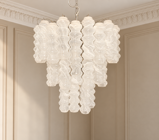 Murano takkrona Tubular Ø65 - 48 glas - Milky White i varm klassisk takmiljö