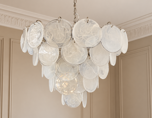 Murano takkrona Iris Ø70 - 57 glas - Milky White i varm klassisk takmiljö