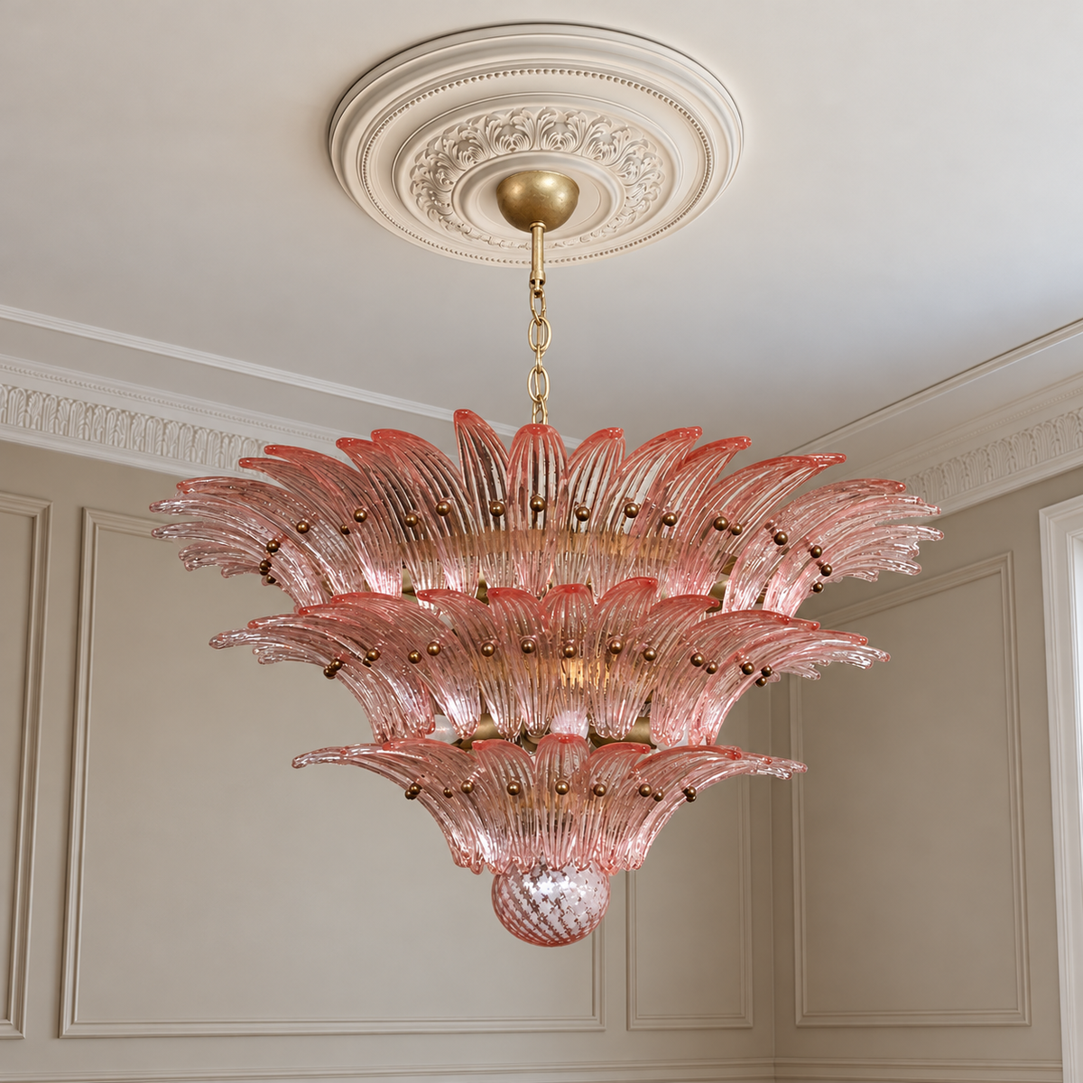 Murano takkrona Gatsby Ø100 - 104 glas - Dusty Rose i klassisk takmiljö
