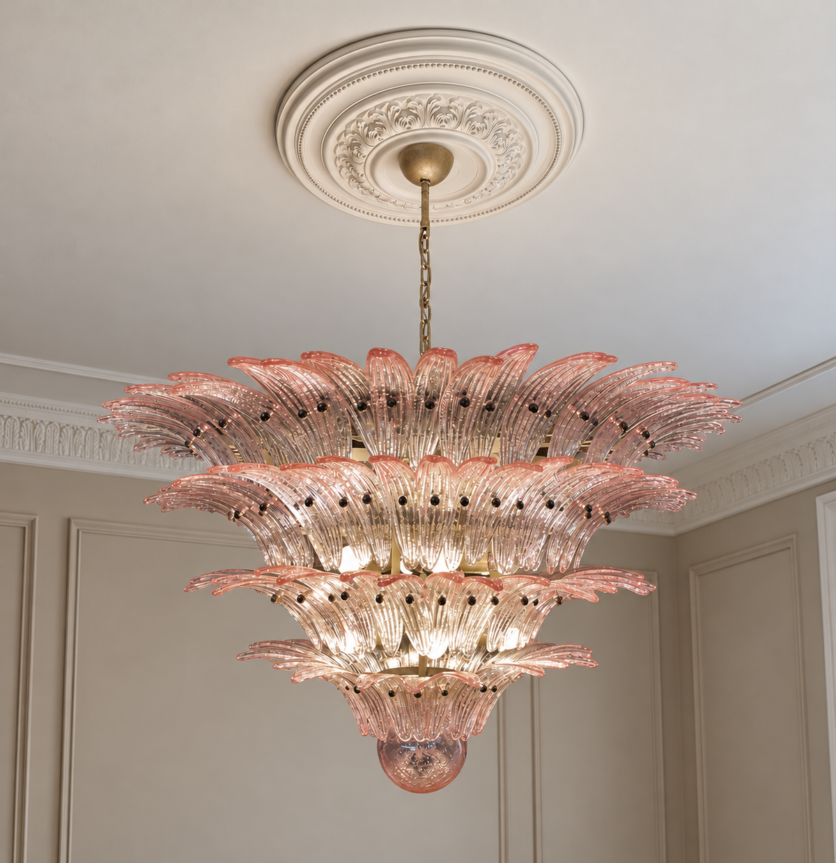 Murano takkrona Gatsby Ø115 - 163 glas - Dusty Rose i klassisk takmiljö