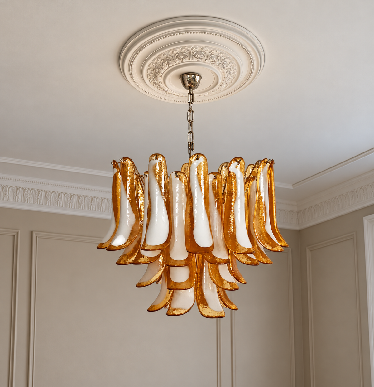 Murano takkrona Mazzega Ø58 - 41 glas i bärnstensfärg i klassisk takmiljö
