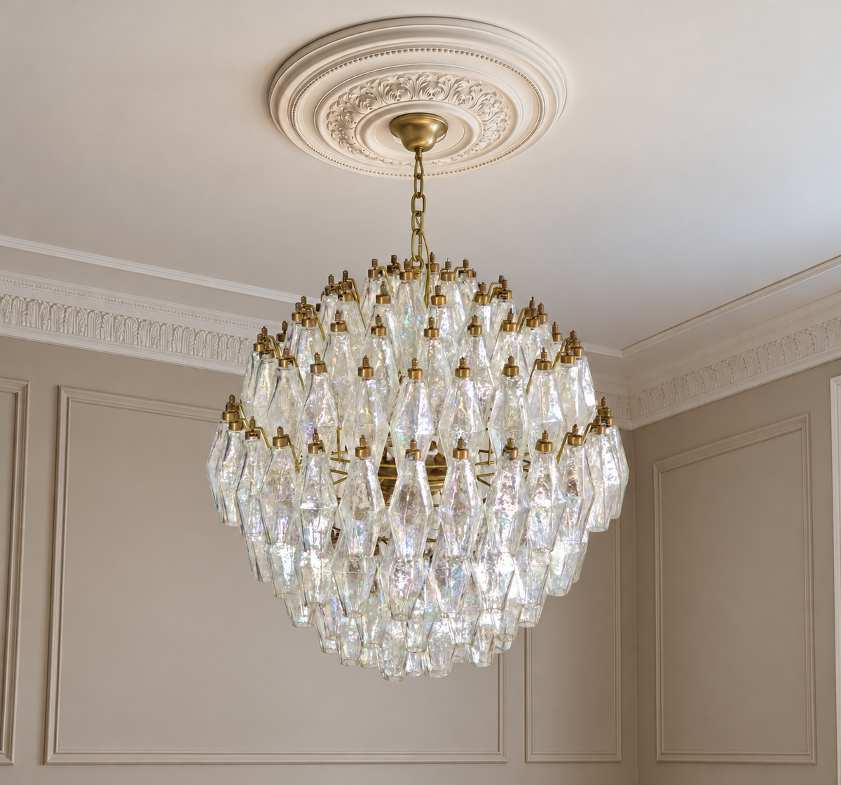 Murano takkrona Poliedri Ø60 - 140 glas i klassisk takmiljö