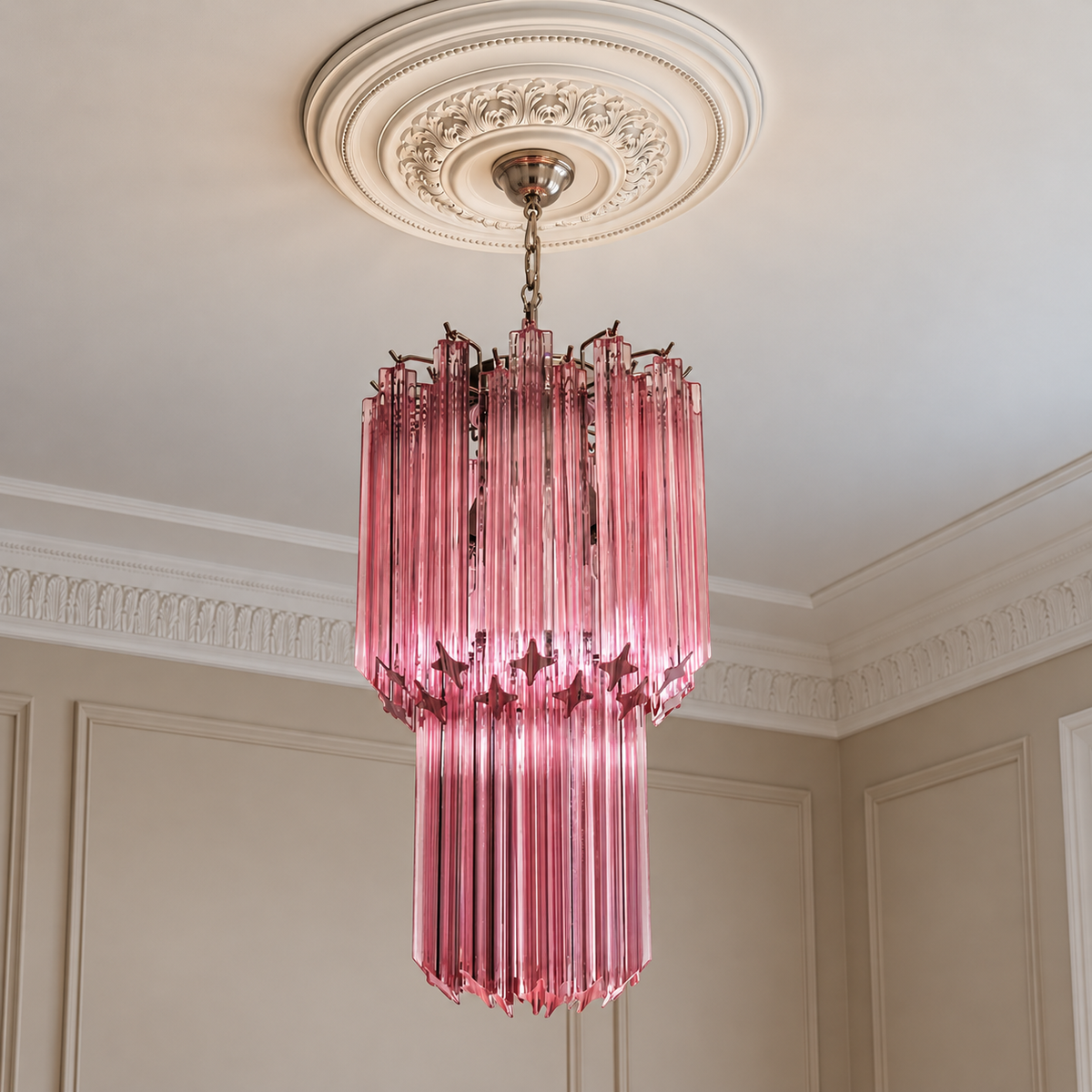 Murano takkrona Quadriedri Ø32 - 46 rosa glas i klassisk takmiljö