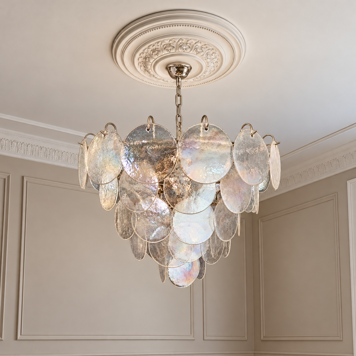 Murano takkrona Iris Ø70 - 57 iriserade glas i klassisk takmiljö