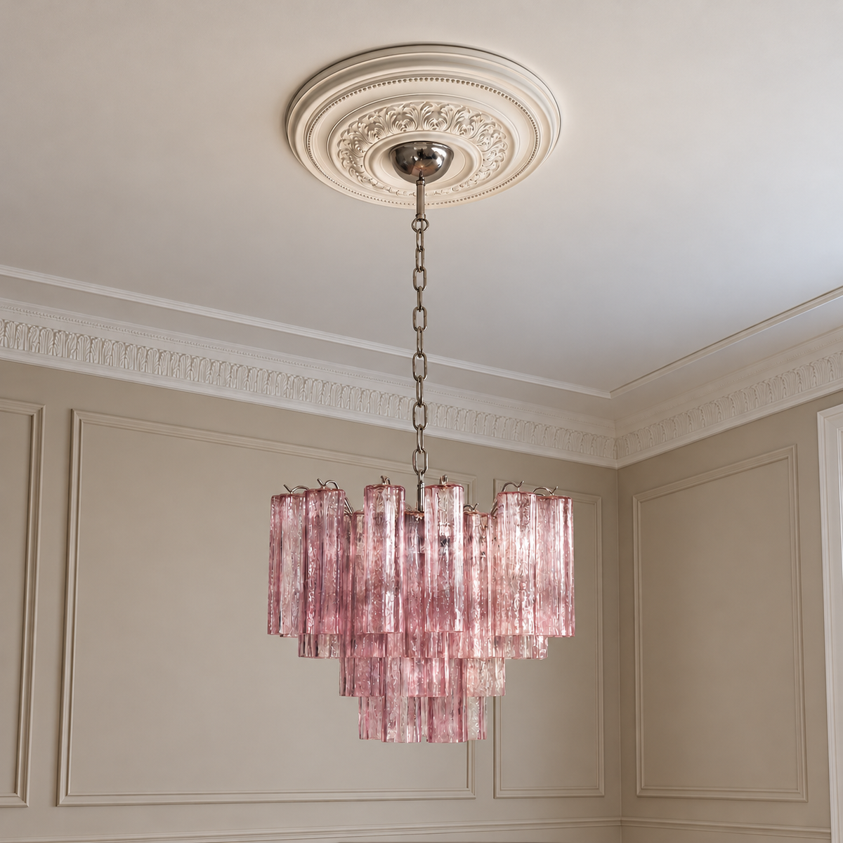 Murano takkrona Tubular Ø58 - 36 rosa glas i klassisk takmiljö