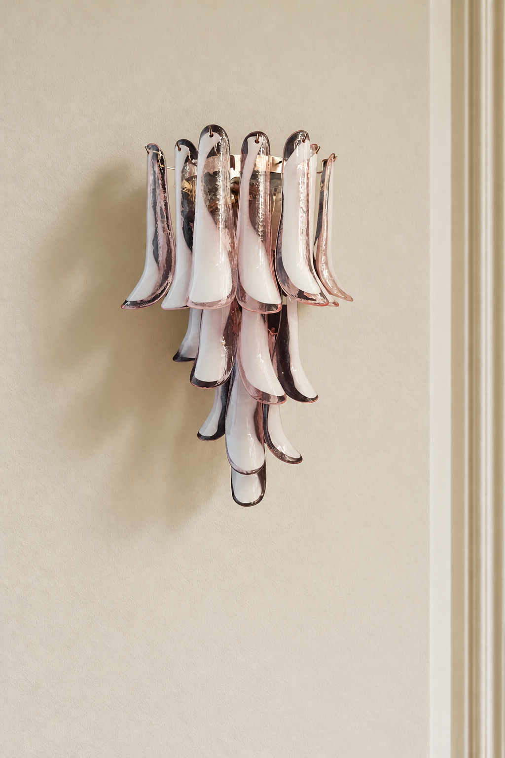Murano vägglampa Calli Rosa XL på varm beige vägg