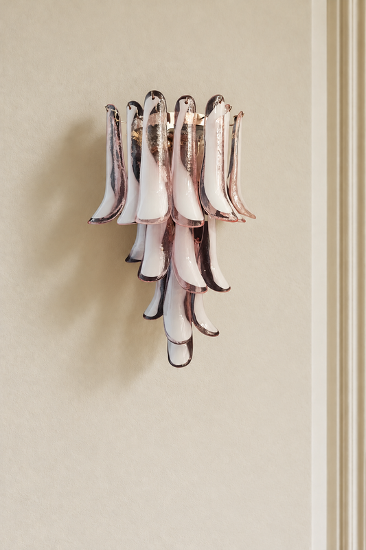 Murano vägglampa Calli Rosa XL på varm beige vägg