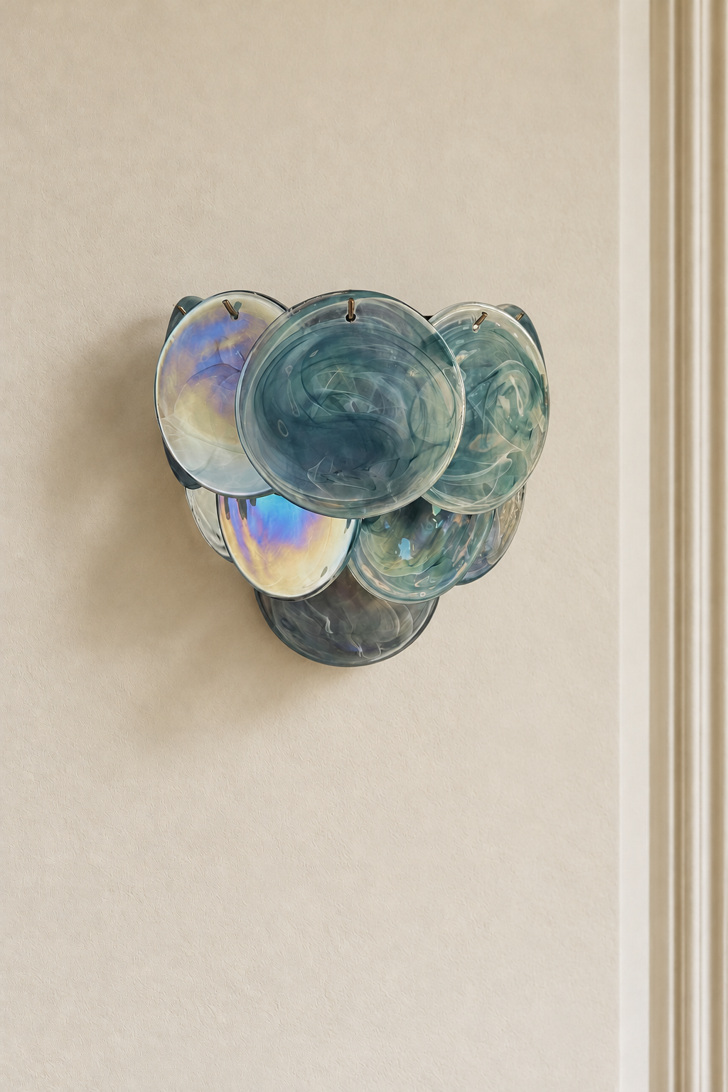 Murano vägglampa Iris Blå på varm beige vägg