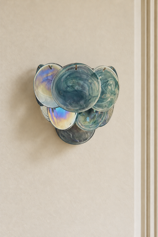 Murano vägglampa Iris Blå på varm beige vägg