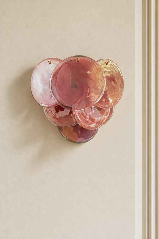 Murano vägglampa Iris Rosa på varm beige vägg