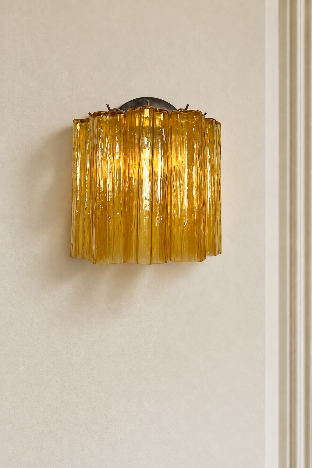 Murano vägglampa Tubular Honey på varm beige vägg