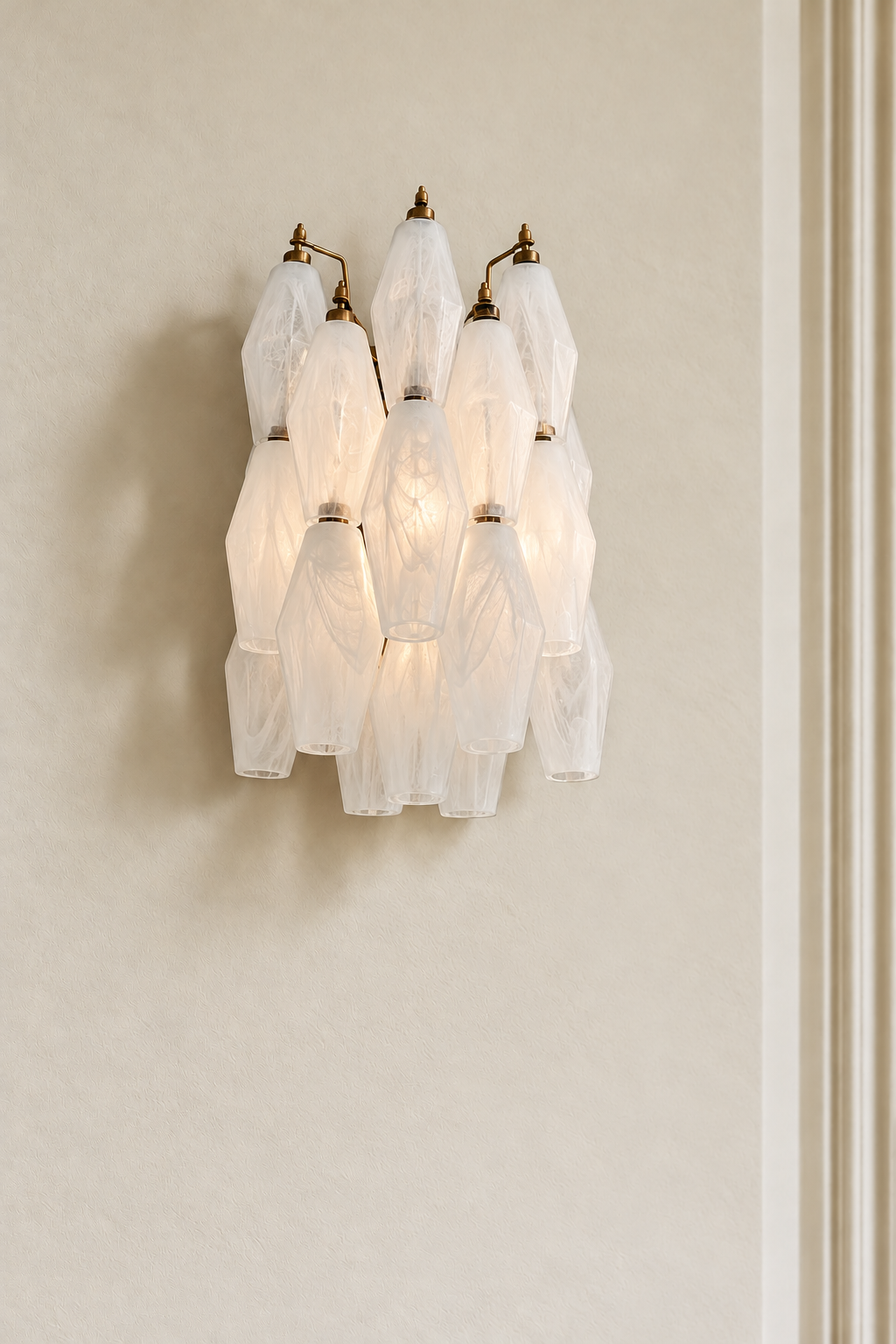 Vägglampa Poliedri Milky White på varm beige vägg