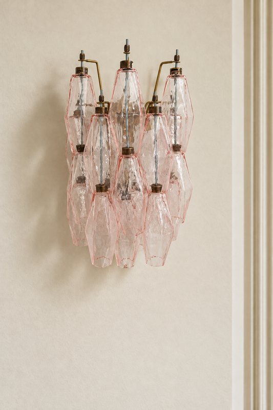 Vägglampa Poliedri Rosa på varm beige vägg