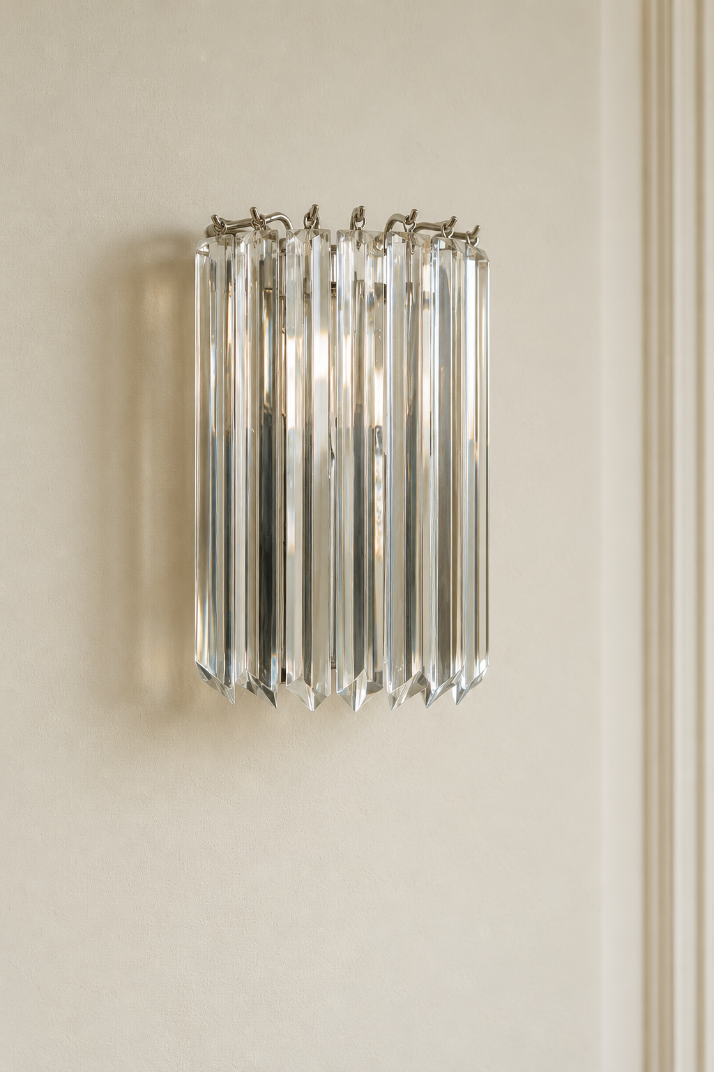 Vägglampa Prisma i mjukt dagsljus på varm beige vägg
