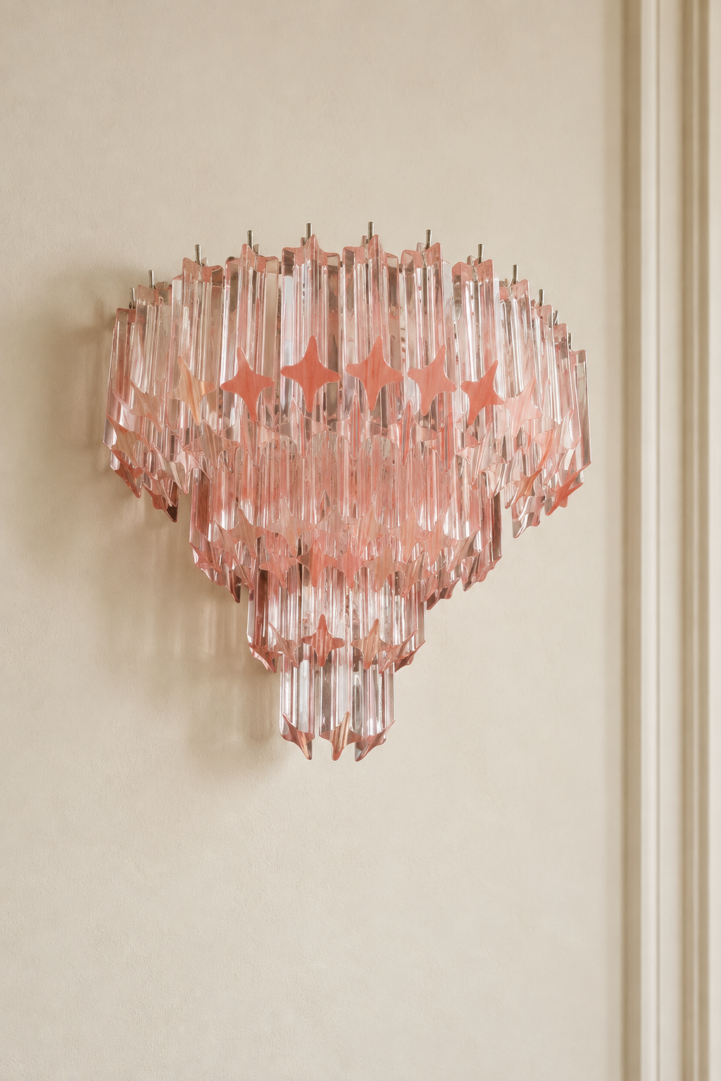 Vägglampa Prisma Rosa Grande i mjukt dagsljus på varm beige vägg
