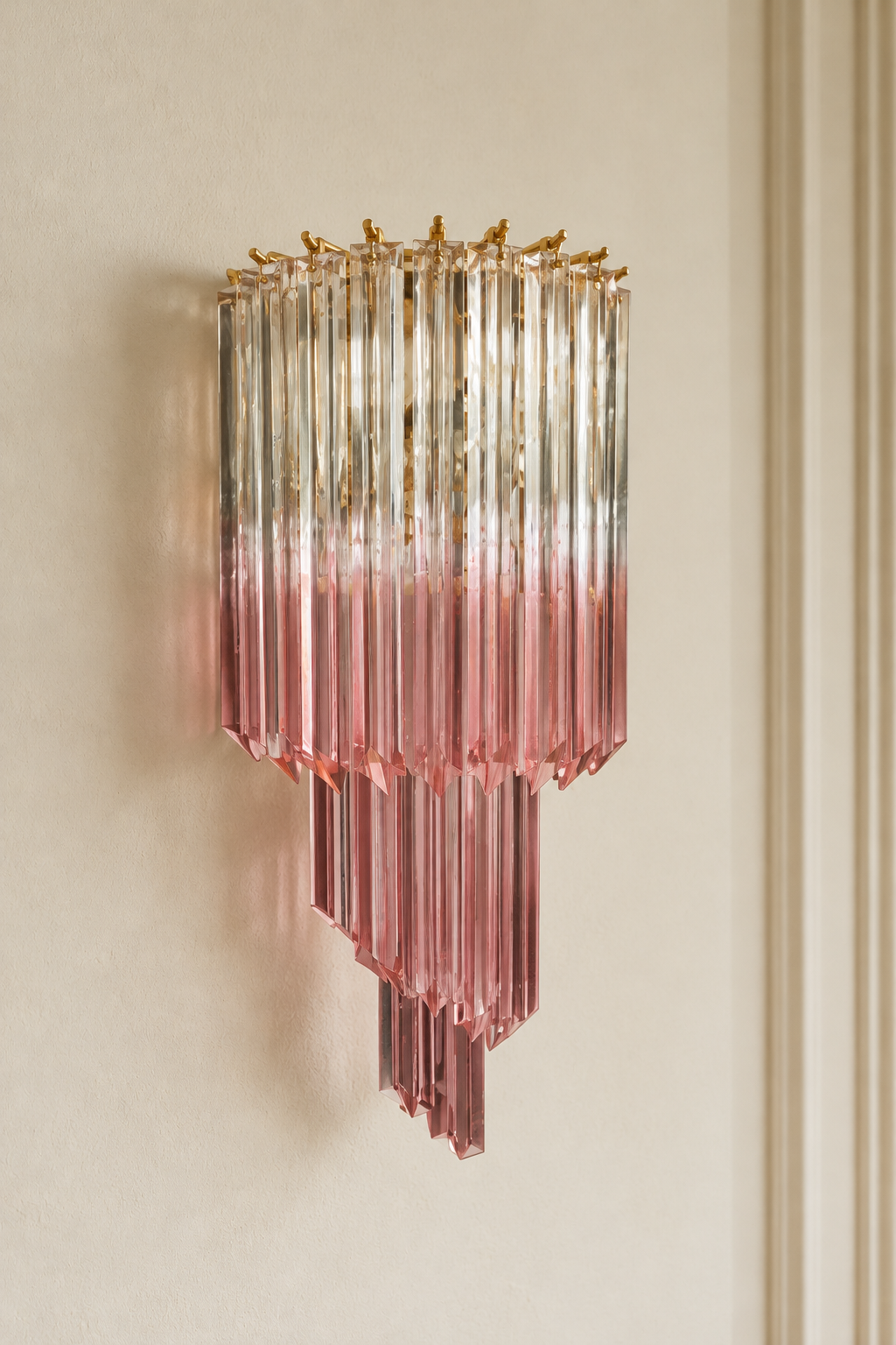 Vägglampa Spiral Pink Ombre i mjukt dagsljus på varm beige vägg
