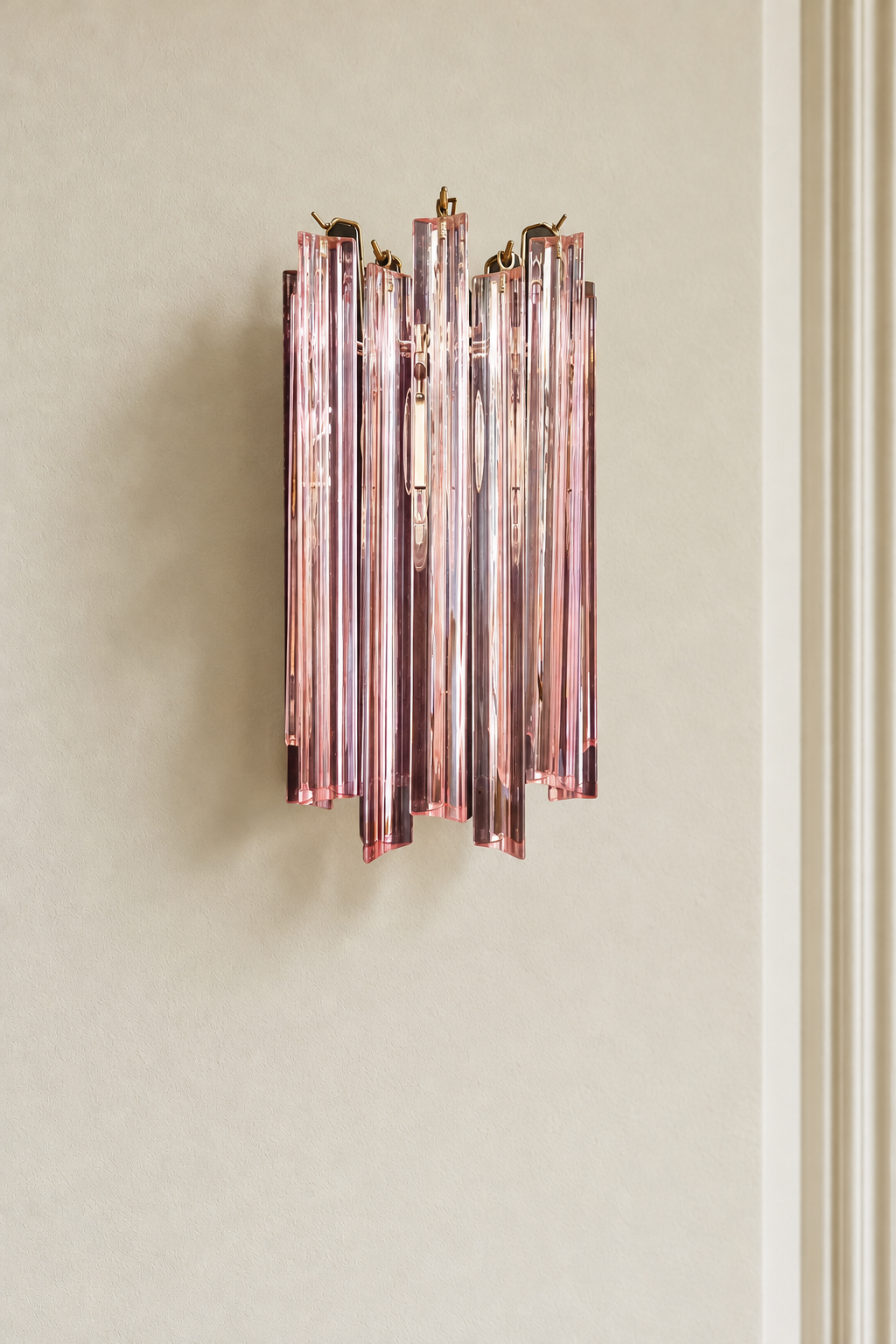 Vägglampa Triedi Rosa på varm beige vägg