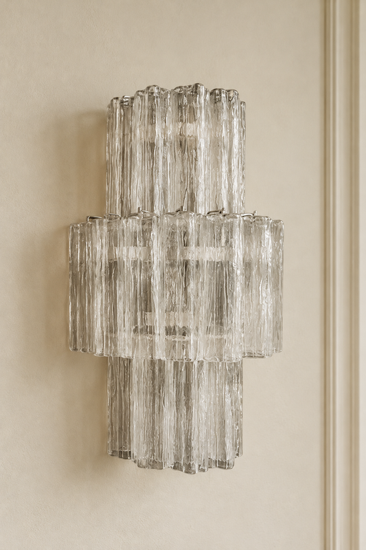 Vägglampa Tubular Grande Clear i mjukt dagsljus på varm beige vägg