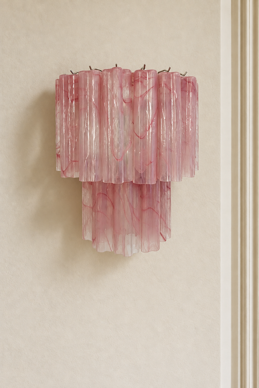 Vägglampa Tubular Medium Blush Swirl på varm beige vägg